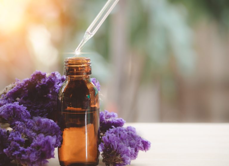 Flacon d'élixir de Fleurs de Bach et pipette, symbolisant la médecine émotionnelle