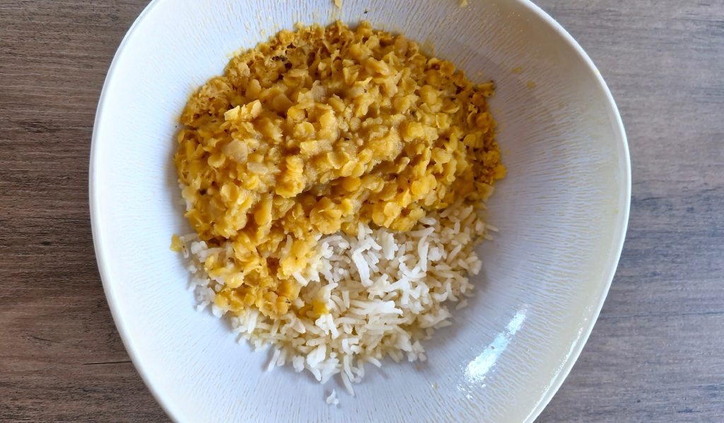 Assiette de dahl de lentilles corail accompagnée de riz, recette légère et digeste.