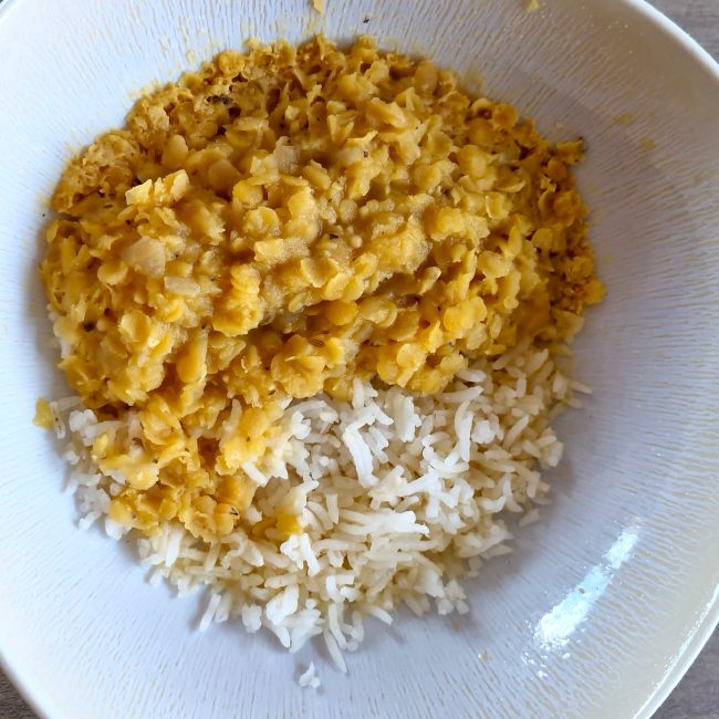Assiette de dahl de lentilles corail accompagnée de riz, recette légère et digeste.