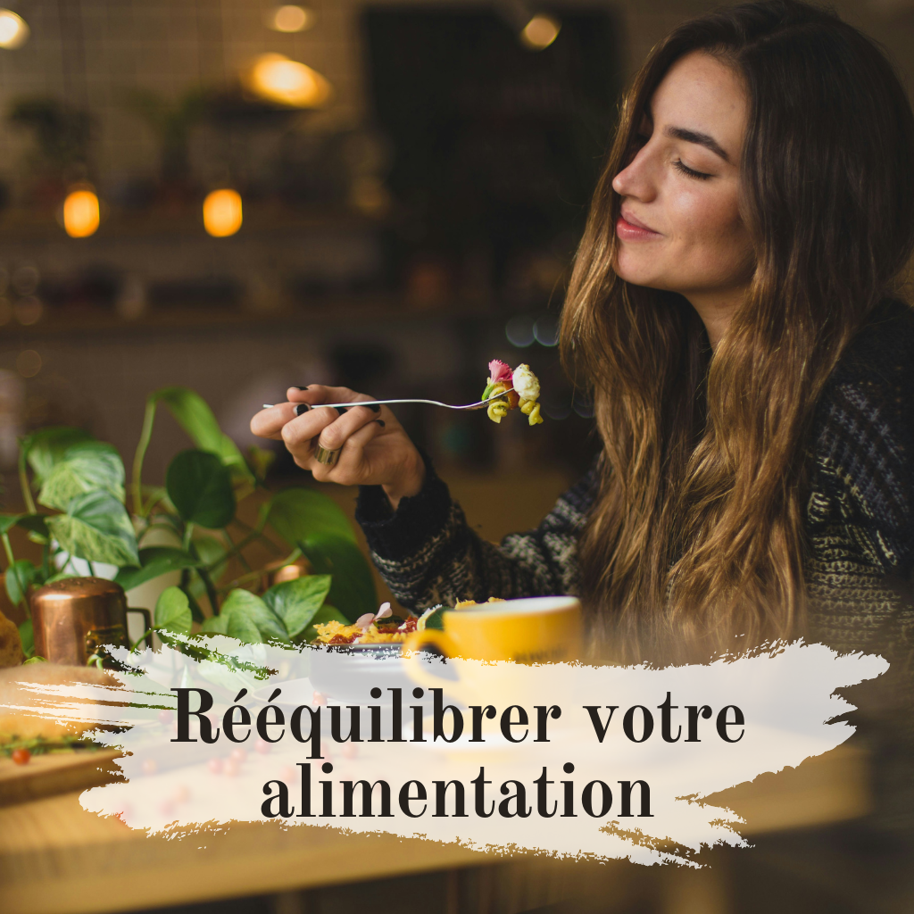 Femme qui mange avec plaisir une alimentation saine